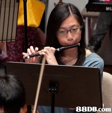 长笛,短笛及乐理女导师,毕业於香港演艺学院,主修长笛演奏