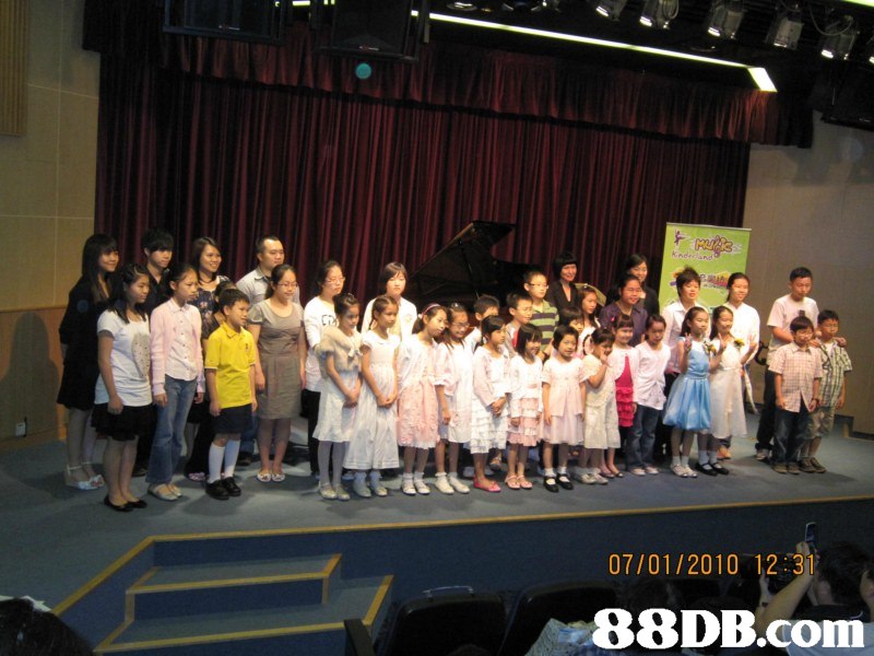 07/0112010 12:31,performance,stage,audience,