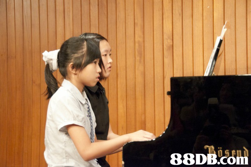 pianist,keyboard,piano,girl,musical instrument