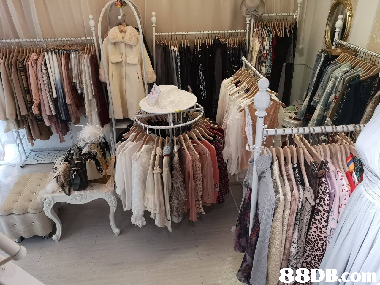 88DB.om  Boutique,Room,Clothes hanger,Textile,Furniture