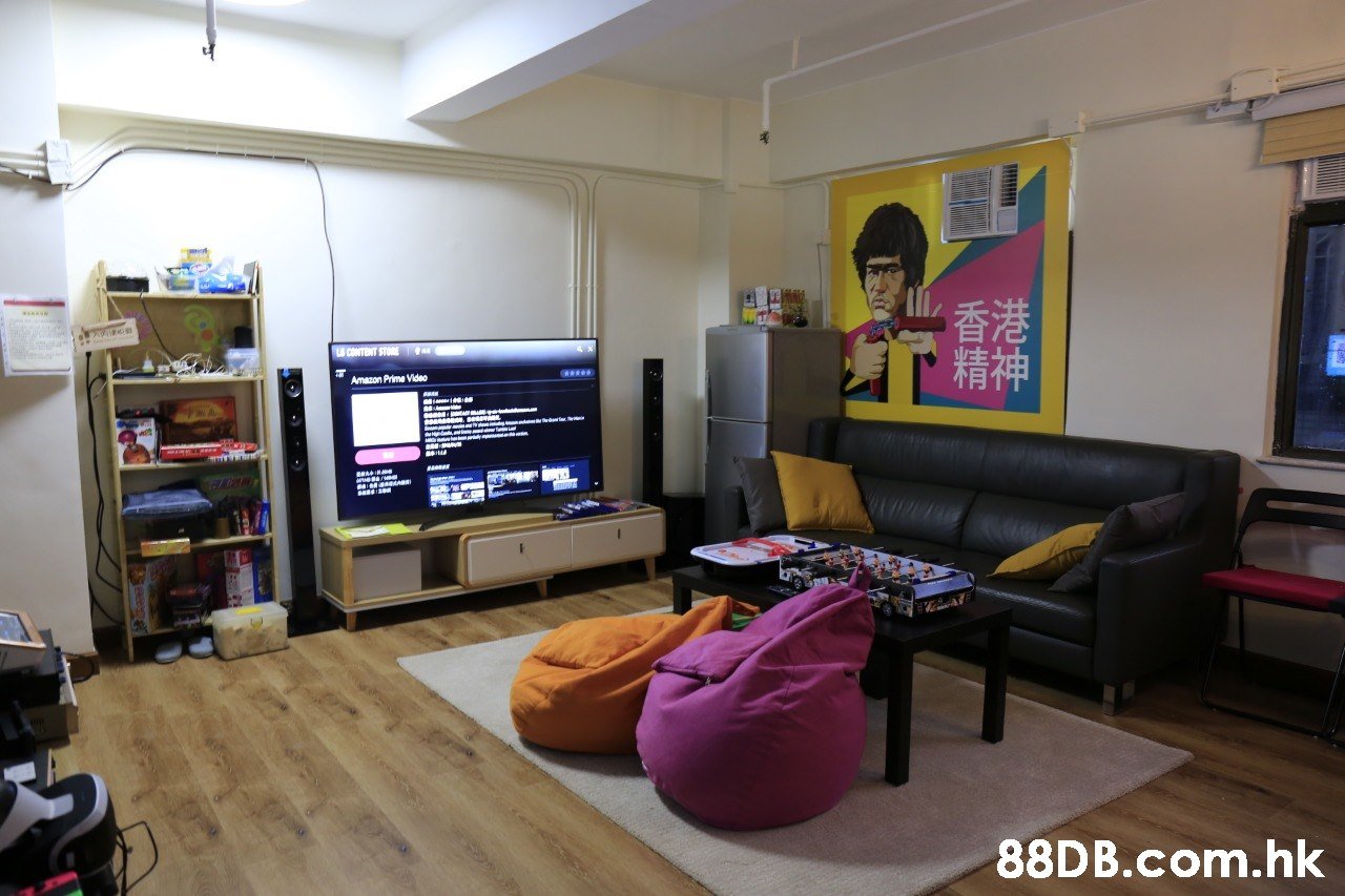 CNTENT STOE C Amazon Prime Video A .hk 港神 香精  Living room,Room,Property,Interior design,Purple
